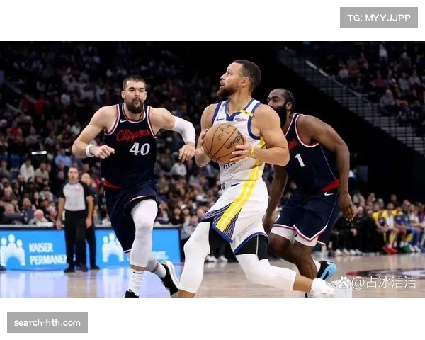 防守策略普遍采用换防，球员需具备防守多个位置能力